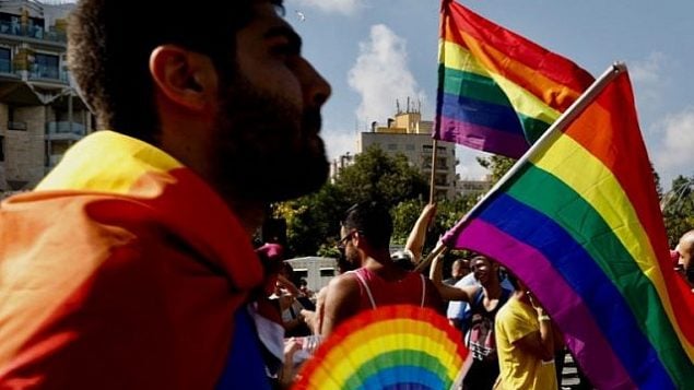 المشاركون يحتشدون قبيل انطلاق ’مسيرة الفخر’ السنوية في القدس، 2 أغسطس، 2018. (AFP PHOTO / Gali TIBBON)