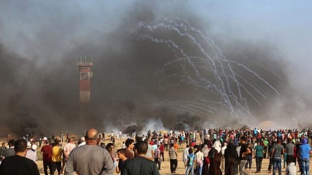 إطلاق قنابل الغاز المسيل للدموع من قبل القوات الإسرائيلية خلال مظاهرة على الحدود بين إسرائيل وقطاع غزة على متظاهرون فلسطينيون، في خان يونس جنوب قطاع غزة في 3 أغسطس / آب 2018. (AFP/Said Khatib) إطلاق قنابل الغاز المسيل للدموع من قبل القوات الإسرائيلية خلال مظاهرة على الحدود بين إسرائيل وقطاع غزة على متظاهرون فلسطينيون، في خان يونس جنوب قطاع غزة في 3 أغسطس / آب 2018. (AFP/Said Khatib)
