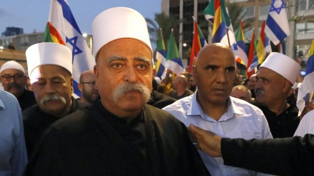 القائد الروحي للدروز في اسرائيل الشيخ موفق طريف  يصل مظاهرة للمجتمع الدرزي وداعميه ضد قانون الدولة اليهودية في تل ابيب، 4 اغسطس 2018 (AFP PHOTO / JACK GUEZ)