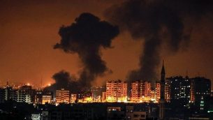 الدخان يتصاعد من مباني في اعقاب غارة جوية اسرائيلية في مدينة غزة، 8 اغسطس 2018 (AFP PHOTO / MAHMUD HAMS)