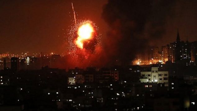 النيران تتصاعد من مباني في اعقاب غارة جوية اسرائيلية في مدينة غزة، 8 اغسطس 2018 (AFP PHOTO / MAHMUD HAMS)