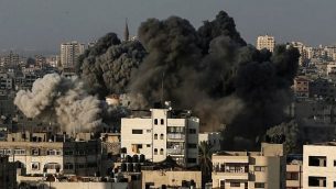 سحابة دخان تتصاعد من أنقاض مبنى في غرب مدينة غزة تم استهدافه من قبل طائرات إسرائيلية ردا على هجوم صاروخي استهدف جنوب إسرائيل في وقت سابق من اليوم، 9 أغسطس، 2018. (Mahmud Hams/AFP)