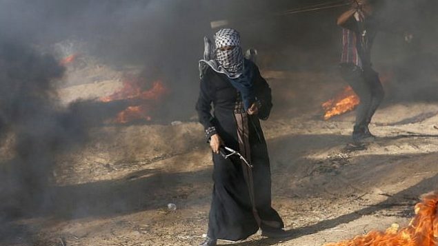 متظاهر فلسطيني يحمل مقلاعه أثناء مظاهرة على الحدود بين إسرائيل وغزة، في خان يونس في جنوب قطاع غزة في 10 أغسطس ، 2018. (وكالة فرانس برس PHOTO / سعيد الخطيب) متظاهر فلسطيني يحمل مقلاعه أثناء مظاهرة على الحدود بين إسرائيل وغزة، في خان يونس في جنوب قطاع غزة في 10 أغسطس ، 2018. (وكالة فرانس برس PHOTO / سعيد الخطيب)