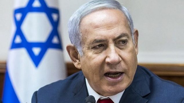 رئيس الوزراء بينيامين نتنياهو يتحدث خلال الجلسة الأسبوعية للحكومة في مكتبه في القدس، 12 أغسطس، 2018.  (AFP PHOTO / POOL / JIM HOLLANDER)