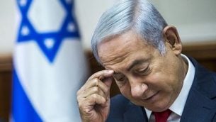رئيس الوزراء بينيامين نتنياهو يترأس الجلسة الأسبوعية للحكومة في مكتبه في القدس، 12 أغسطس، 2018. (AFP PHOTO / POOL / JIM HOLLANDER)