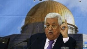 رئيس السلطة الفلسطينية محمود عباس يلقي كلمة خلال اجتماع مع المجلس المركزي الفلسطيني في مدينة رام الله بالضفة الغربية، 15 أغسطس، 2018.  (AFP PHOTO / ABBAS MOMANI)