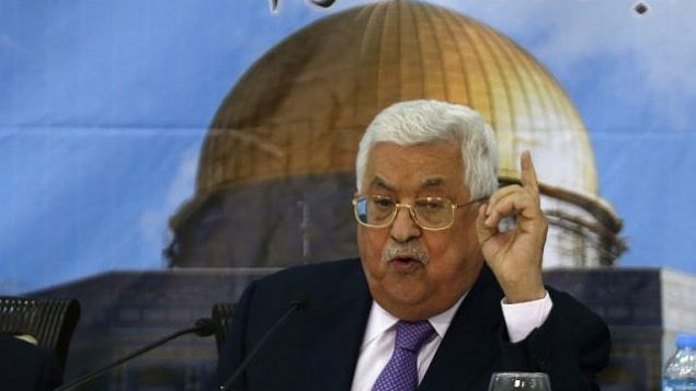 رئيس السلطة الفلسطينية محمود عباس يلقي كلمة خلال اجتماع مع المجلس المركزي الفلسطيني في مدينة رام الله بالضفة الغربية، 15 أغسطس، 2018.  (AFP PHOTO / ABBAS MOMANI)