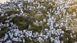 حجاج مسلمون يتجمعون عند صعيد عرفات عشية عيد الاضحى، 20 اغسطس 2018 (AHMAD AL-RUBAYE / AFP)