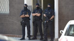 شرطة اقليم كاتالونيا اما منزل رجل حاول مهاجمة محطة شرطة بالقرب من برشلونة، 20 اغسطس 2018 (LLUIS GENE / AFP)