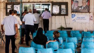 فلسطينيون يقدمونوثائق سفرهم الى مكاتب السلطة الفلسطينية في معبر ايريز بين غزة وإسرائيل بالقرب من بيت حانون في شمال قطاع غزة، 27 أغسطس، 2018.  (AFP/ MAHMUD HAMS)