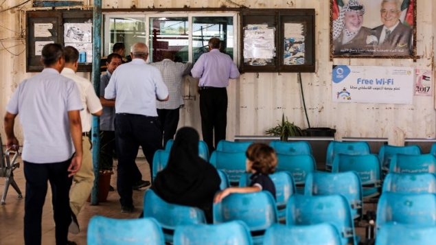 فلسطينيون يقدمونوثائق سفرهم الى مكاتب السلطة الفلسطينية في معبر ايريز بين غزة وإسرائيل بالقرب من بيت حانون في شمال قطاع غزة، 27 أغسطس، 2018.  (AFP/ MAHMUD HAMS)