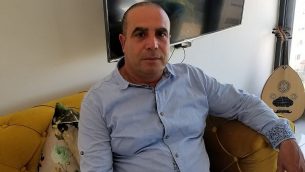 رمضان دباش ، فلسطيني من صور باهر يهرع إلى مجلس مدينة القدس، في منزله الثاني في بيت حنينا، تموز / يوليو 2018. (Adam Rasgon/Times of Israel)