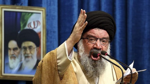 آية الله احمد خاتمي خلال خطبة صلاة الجمعة في طهران، 5 يناير 2018 (AP Photo/Ebrahim Noroozi)