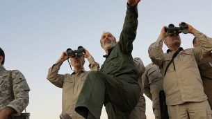 رئيس هيئة أركان الجيش الإيران، الميجر جنرال محمد باقري، ينظر عبر المنظار، وضباط كبار آخرون من الجيش الإيراني، في زيارة إلى خط الجبهة في محافظة حلب، سوريا، 20 أكتوبر، 2017. 
 (Syrian Central Military Media, via AP, File)