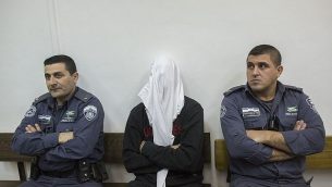 بن درعي، وسط الصورة، شرطي حرس الحدود المتهم بإطلاق النار على شاب فلسطيني وقتله في مواجهات في بيتونيا في الضفة الغربية، خلال جلسة في المحكمة المركزية في القدس، 30 ديسمبر، 2014. (Yonatan Sindel/Flash90)