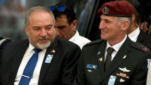 وزير الدفاع أفيغدور ليبرمان (من اليسار) مع نائب رئيس هيئة الأركان العامة للجيش الإسرائيلي، الميجر جنرال يائير غولان، في مراسم لإحياء ذكرى  قتلى معارك إسرائيل في تل أبيب، 1 مايو، 2017.  (Gili Yaari/Flash90)