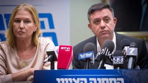 رئيس حزب ’العمل’،  آفي غباي (يمين الصورة)، وعضو الكنيست عن ’المعسكر الصهيوني’، تسيبي ليفني، يشاركان في جلسة لكتلة ’المعسكر الصهيوني’ في الكنيست في 24 يولي، 2017.  (Miriam Alster)