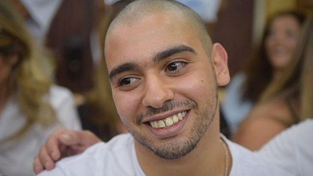 الجندي الإسرائيلي السابق إيلور عزاريا يجلس في قاعمة المحكمة العسكرية في قاعدة ’الكرياه’ العسكرية في تل أبيب، 30 يوليو، 2017. (Avshalom Sasoni/Pool/Flash90)