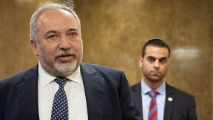 وزير الدفاع أفيغدور ليبرمان يصل إلى الجلسة الأسبوعية للحكومة في مكتب رئيس الوزراء في القدس، 11 أبريل، 2018.  (Yoav Ari Dudkevitc/Flash90)