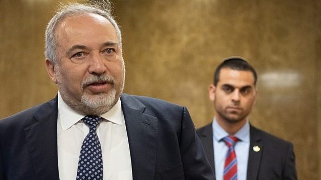 وزير الدفاع أفيغدور ليبرمان يصل إلى الجلسة الأسبوعية للحكومة في مكتب رئيس الوزراء في القدس، 11 أبريل، 2018.  (Yoav Ari Dudkevitc/Flash90)