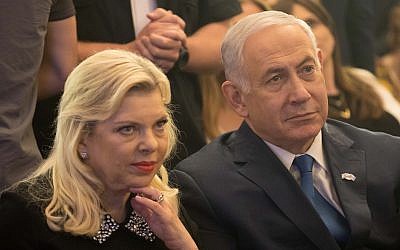 رئيس الوزراء بينيامين نتنياهو، من اليمين، وزوجته سارة في القدس، 16 مايو، 2018. (Yonatan Sindel/Flash90) رئيس الوزراء بينيامين نتنياهو، من اليمين، وزوجته سارة في القدس، 16 مايو، 2018. (Yonatan Sindel/Flash90)
