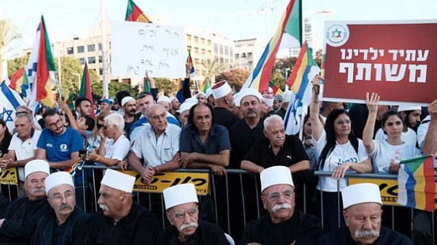 متظاهرون دروز خلال مظاهرة ضد قانون الدولة اليهودية، في ساحة رابين في تل ابيب، 4 اغسطس 2018 (Tomer Neuberg/Flash90)