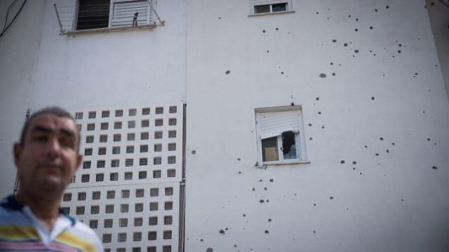 موقع سقوط قذيفة هاون اطلقت من قطاع غزة بالقرب من مبنى سكني وسيارات في مدينة سديروت، جنوب اسرائيل، 9 اغسطس 2018 (Yonatan Sindel/Flash90)