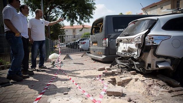 موقع سقوط قذيفة هاون اطلقت من قطاع غزة بالقرب من مبنى سكني وسيارات في مدينة سديروت، جنوب اسرائيل، 9 اغسطس 2018 (Yonatan Sindel/Flash90)