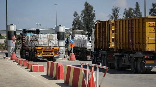 شاحنات محملة بالسلع والبضائع تدخل قطاع غزة بعد فتح معبر كرم أبو سالم في 15 أغسطس، 2018. (Flash90)