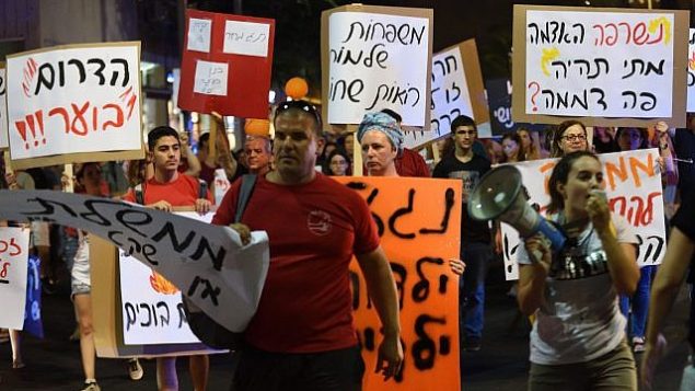 متظاهرون يرفعون شعارات خلال مظاهرة في تلا بيب مطالبة بالأمن لسكان جنوب اسرائيل، 18 اغسطس 2018 (Gili Yaari/Flash90)