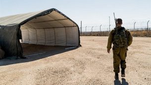 جندي من الجيش الإسرائيلي في عيادة مازور لاداخ الميدانية في مرتفعات الجولان، حيث قدم الجنود والمتطوعون الأجانب الرعاية الطبية لحوالي 6800 سوري بين أغسطس / آب 2017 وأغسطس / آب 2018. (وحدة الناطق الرسمي باسم الجيش الإسرائيلي)