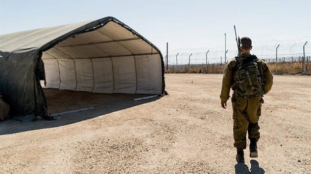 جندي من الجيش الإسرائيلي في عيادة مازور لاداخ الميدانية في مرتفعات الجولان، حيث قدم الجنود والمتطوعون الأجانب الرعاية الطبية لحوالي 6800 سوري بين أغسطس / آب 2017 وأغسطس / آب 2018. (وحدة الناطق الرسمي باسم الجيش الإسرائيلي)