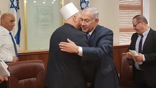 رئيس الوزراء بنيامين نتنياهو يلتقي بالقائد الروحي للمجتمع الدرزي الإسرائيلي الشيخ موفق طريف في مكتبه في القدس، 1 اغسطس 2018 (Prime Minister’s Office)
