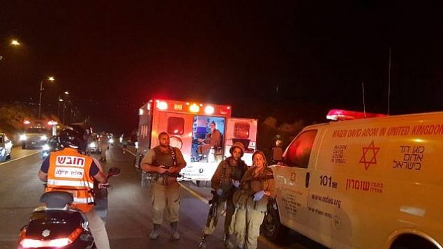 جنود ومسعفون في موقع لقيت فيه إمرأة إسرائيلية مصرعها بعد أن تعرضت للدهس من قبل مركبة فلسطينية، بالقرب من بؤرة حفات غلعاد الاسيتطانية في شمال الضفة الغربية، 16 أغسطس، 2018. (Roi Hadi/Samaria Regional Council)