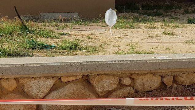 توضيحية: بالون مشبوه في باحة منزل في مدينة سديروت جنوب إسرائيل، 24 يونيو، 2018. (الشرطة الإسرائيلية)