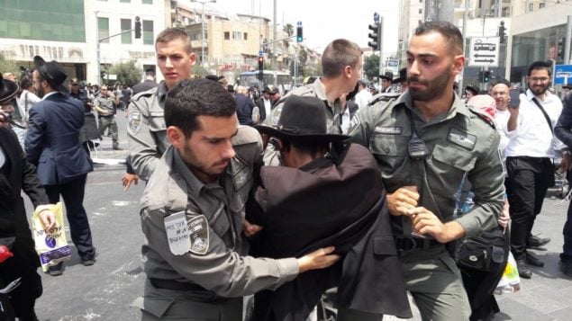 عناصر الشرطة يعتقلون رجلا يهوديا متشددا يتظاهر في القدس ضد اعتقال متهرب من التجنيد، 2 اغسطس 2018 (Israel Police)