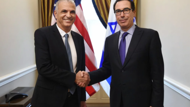 وزير المالية موشيه كحلون (من اليسار) يلتقي في مكتبه في القدس بوزير الخزانة الأمريكية ستيفن منوشين في 14 مايو، 2018. (وزارة المالية) وزير المالية موشيه كحلون (من اليسار) يلتقي في مكتبه في القدس بوزير الخزانة الأمريكية ستيفن منوشين في 14 مايو، 2018. (وزارة المالية)