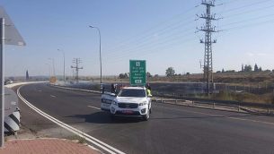 صورة توضيحية: سيارة شرطة تمنع حركة المرور على الطريق السريع 34 جنوب إسرائيل بسبب حريق في المنطقة في 4 يونيو 2018. (Oshri Tzimmer)