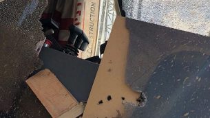 الأضرار التي لحقت بمركبات البناء خارج قطاع غزة، والتي يقول الجيش إن سببها هو إطلاق النار من الجيب الفلسطيني، في 8 أغسطس / آب 2018. (الجيش الإسرائيلي)