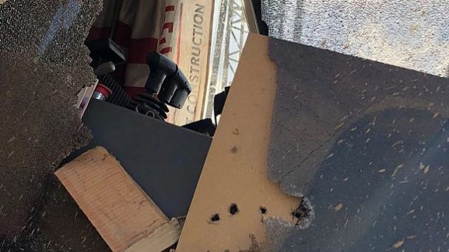 الأضرار التي لحقت بمركبات البناء خارج قطاع غزة، والتي يقول الجيش إن سببها هو إطلاق النار من الجيب الفلسطيني، في 8 أغسطس / آب 2018. (الجيش الإسرائيلي)