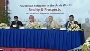 رئيس حزب ’العمال’ البريطاني جيريمي كوربين (الثاني من اليمين) يشارك في مؤتمر عُقد في عام 2012 في الدوحة إلى جانب عدد من قادة في حركة ’حماس’ أدينوا بقتل إسرائيليين. (Screen capture: Twitter)