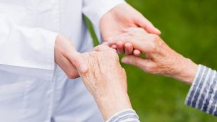 صورة توضيحية لمريض مصاب بالشلل الإرتعاشي. (Obencem، iStock by Getty Images)