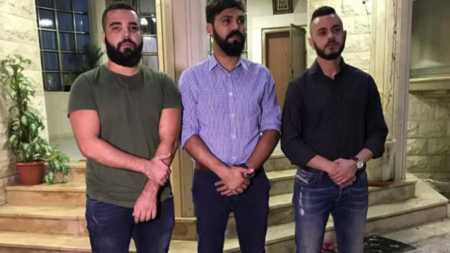 ضحايا جريمة الكراهية محمد يوسفين ومعتصم أيوب ومعاذ أيوب في حدث تضامني نُظم في مدينة شفاعمرو، 29 أغسطس، 2018. (screen capture: channel 10)