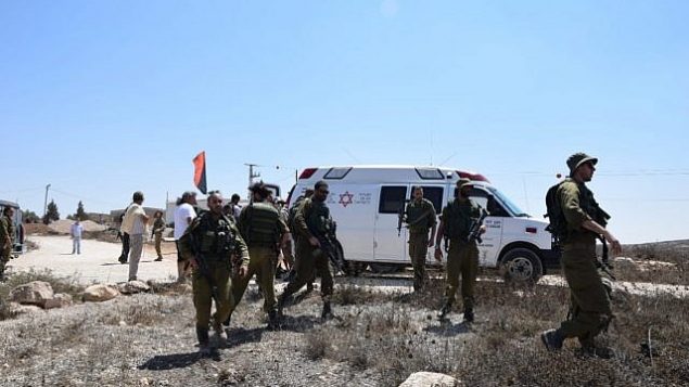 قوات الجيش الإسرائيلي في مكان هجوم مزعوم على نشطاء يساريين من قبل المستوطنين بالقرب من مستوطنة الضفة الغربية متسبيه يئير، 25 أغسطس، 2108. (B'Tselem)