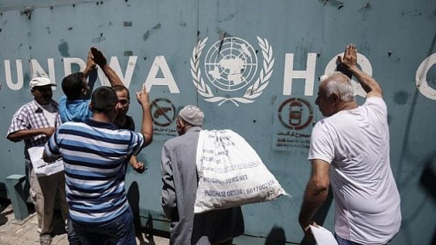موظفو وكالة الأمم المتحدة لإغاثة وتشغيل اللاجئين الفلسطينيين في الشرق الأدنى (الأونروا) وأسرهم يحتجون على تخفيضات الوظائف التي أعلنتها الوكالة خارج مكاتبها في مدينة غزة في 31 يوليو 2018. (AFP Photo / Said Khatib)