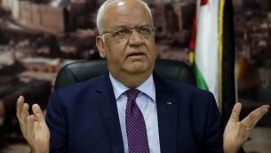 صائب عريقات يتحدث مع الصحافيين في مدينة رام الله في الضفة الغربية، 1 سبتمبر، 2018. (AFP/Ahmad Gharabli)