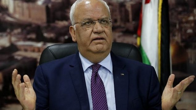 صائب عريقات يتحدث مع الصحافيين في مدينة رام الله في الضفة الغربية، 1 سبتمبر، 2018. (AFP/Ahmad Gharabli)