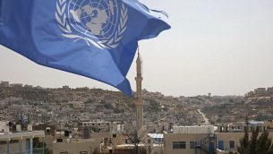 علم الأمم المتحدة في مخيم الفوار في جنوب الضفة الغربية، بالقرب من الخليل، في 2 سبتمبر 2018. (AFP PHOTO / HAZEM BADER)