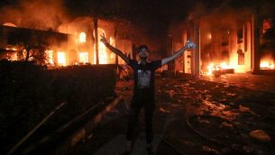 متاهر عراقي امام مبنى القنصلية الإيرانية في البصرة الذي تم احراقه خلال مظاهرات في المدينة، 7 سبتمبر 2018 (HAIDAR MOHAMMED ALI / AFP)