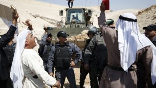 متظاهرون فلسطينيون امام جنود اسرائيليين خلال مظاهرة ضد هدم قرية خان الاحمر البدوية في الضفة الغربية، 14 سبتمبر 2018 (AFP PHOTO / ABBAS MOMANI)